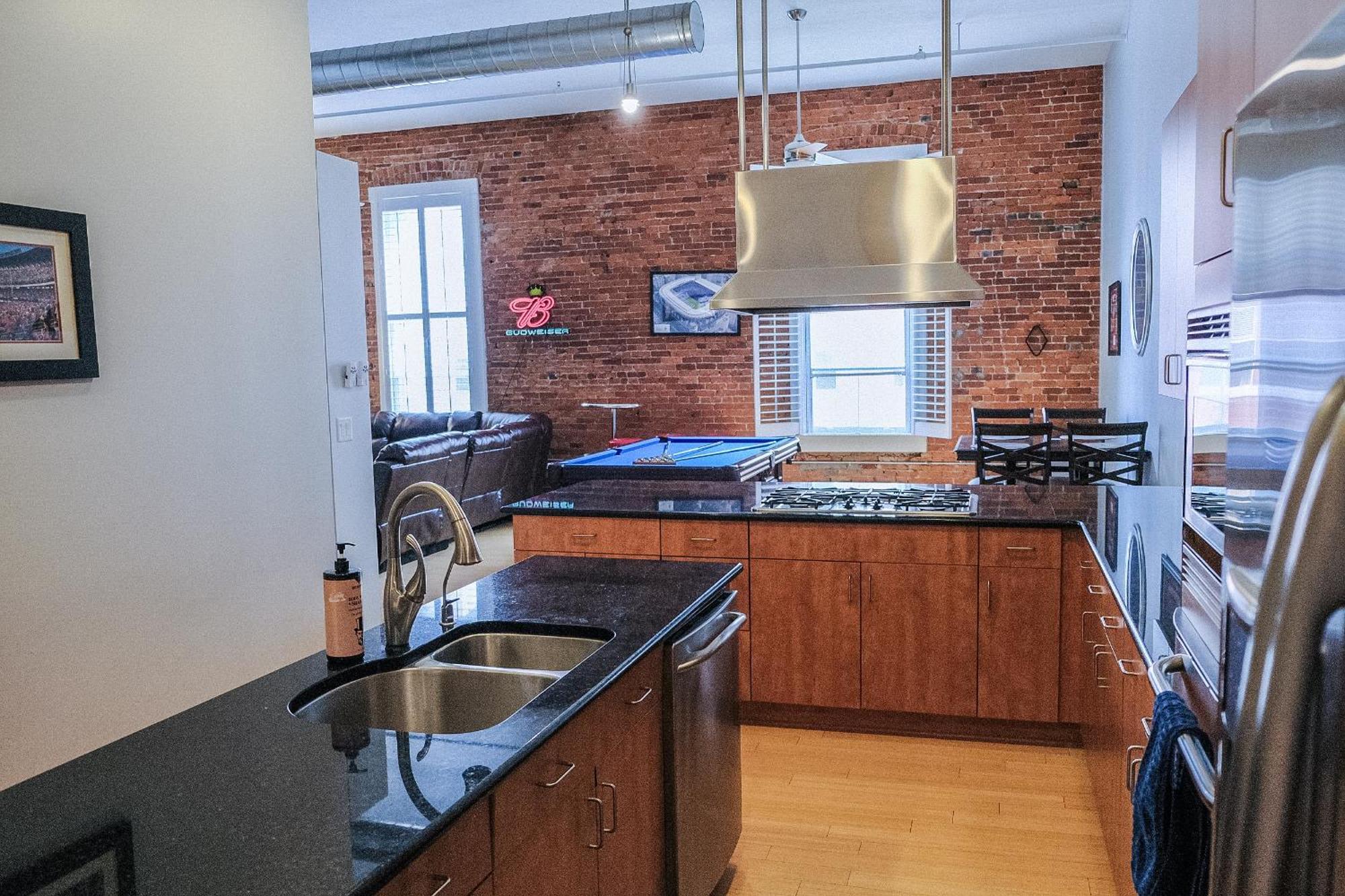 Апартаменты Modern Lofts Next To Georgia St. & Convention Ctr. Индианаполис Номер фото